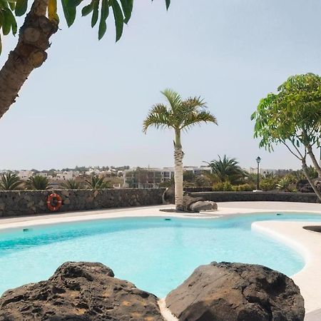 Apartamento Om Con Piscina Y Vistas Al Mar Lägenhet Costa Teguise Exteriör bild
