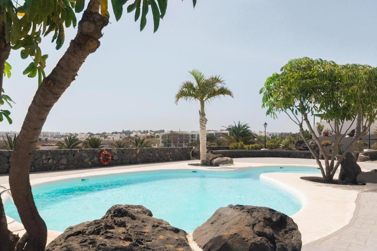 Apartamento Om Con Piscina Y Vistas Al Mar Lägenhet Costa Teguise Exteriör bild