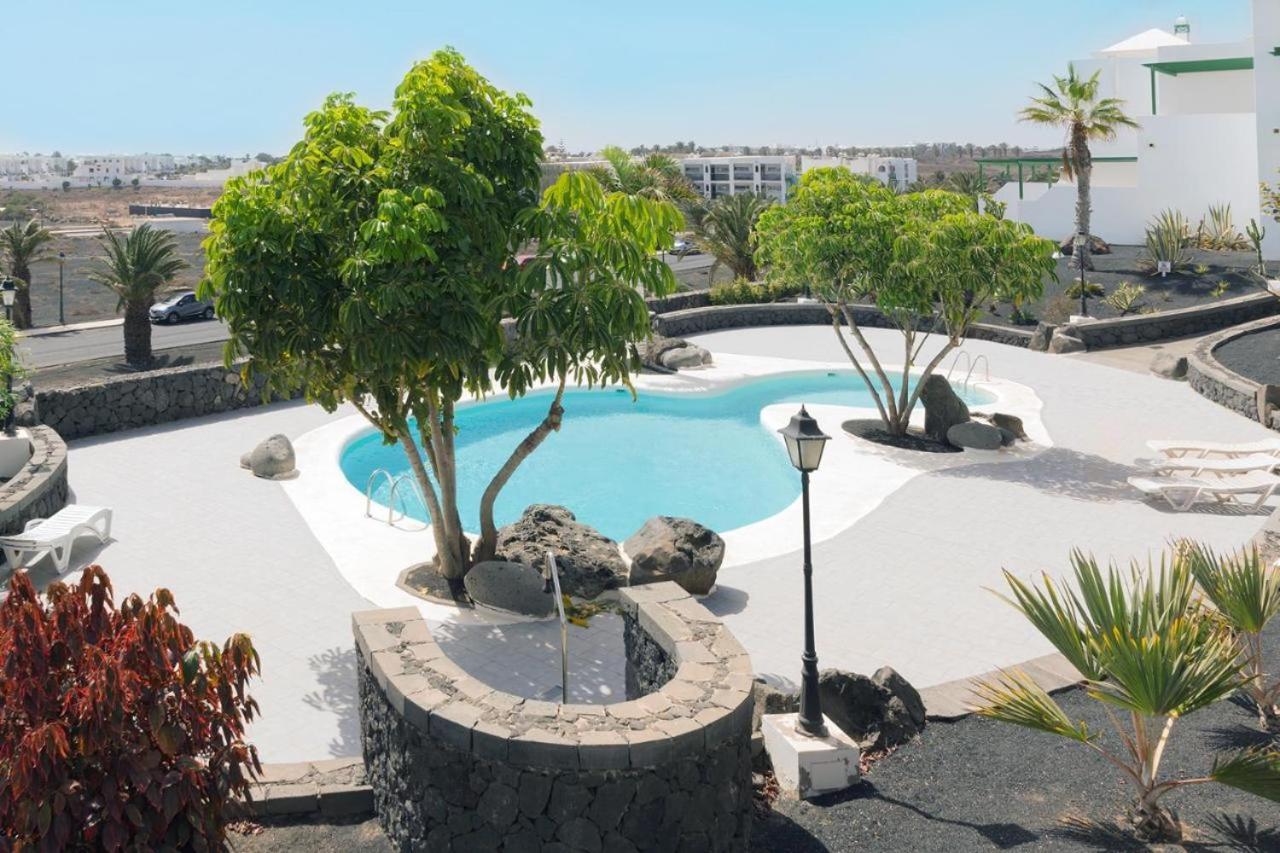 Apartamento Om Con Piscina Y Vistas Al Mar Lägenhet Costa Teguise Exteriör bild