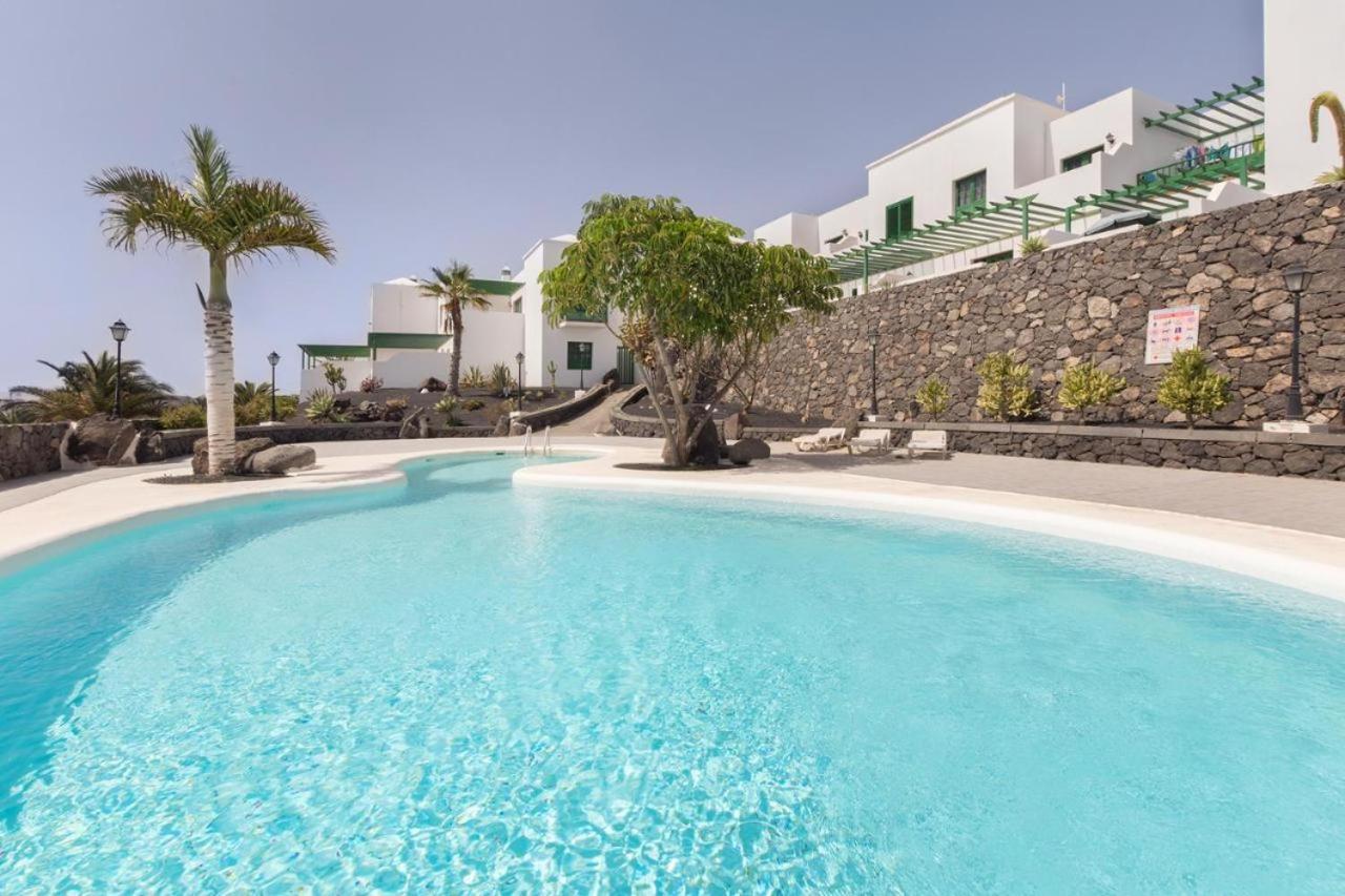 Apartamento Om Con Piscina Y Vistas Al Mar Lägenhet Costa Teguise Exteriör bild